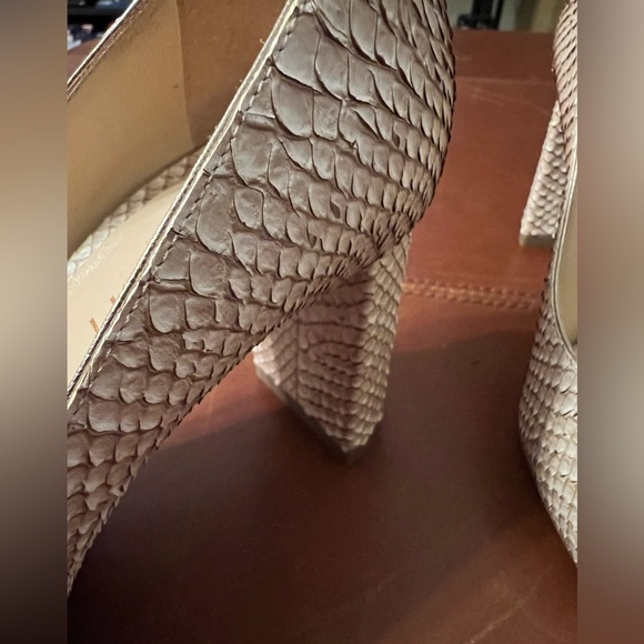 M. Gemi Lustro Creamy beige Snakeskin pumps in beautiful condition. Size 35 1/2 - Picture 5 of 7